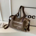 Braune Canvas Tote Bag Schultertasche lässige Umhängetasche große Kapazität für Damen - Mit Anhänger / Kaffeebraun