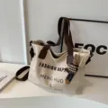 Große Canvas Tragetasche für Damen, lässige Umhängetasche für Schule und Alltag. - Mit Anhänger / Khaki