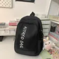 Klassischer schwarzer Rucksack fuer Studenten mit weissem Buchstabenprint und Anhaenger - Mittel Schwarz (Ohne Anhänger)