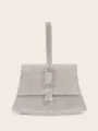 Nahaufnahme der funkelnden Strass-Abendhandtasche mit luxuriöser verzierten Steinschnalle. - Silber