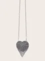 Detailansicht einer funkelnden herzförmigen Strass-Abendtasche mit eleganter Metallkette. - Ohne Strassgriff / Schwarz