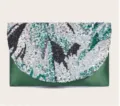Grüne Satin-Abendtasche Detail mit funkelndem Pailletten-Überschlag für elegante Anlässe. - Grün