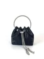 Nahaufnahme Detail der schwarzen Strass Beuteltasche, glitzernde Kristalle und Metallgriff. - Schwarz