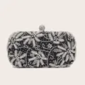 Schwarze elegante Abendtasche mit feiner silberner Perlenstickerei und glitzerndem Strassknopf. - Schwarz