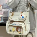 Weißer und brauner Canvas-Rucksack im Ita-Bag-Stil mit Sichtfenster und süßem Plüsch-Anhänger. - Tragetasche (Mit Zubehör) / Weiß + Anhänger + 3 Runde Abzeichen + 1 Rosafarbener Stern