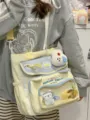 Süßer Canvas Ita Rucksack mit transparenter Fronttasche und süßen Plüsch Anhängern. - Tragetasche (Mit Zubehör) / Gelb + Anhänger + 3 Runde Abzeichen + 1 Rosafarbener Stern