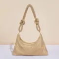 Nahaufnahme der funkelnden Strass-Gold-Abendtasche mit geknotetem Schulterriemen. - L / Gold
