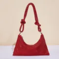 Detailaufnahme der funkelnden roten Strass-Hobo-Bag mit exquisiter Perlenstruktur und Knoten. - Rot