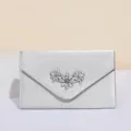 Silberne Satin Abendtasche Clutch mit funkelndem Kristallblumen Dekor für Hochzeit. - Silber