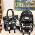 Koreanischer Stil schwarzer Rucksack und Handtasche Set mit buntem Muster und Anhänger. - Rucksack und Handtasche (Mit Plüschhund-Anhänger) / Schwarz