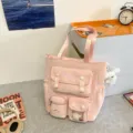 Rosa süße Canvas Tragetasche mit mehreren Taschen und Anhänger für Schule und Alltag. - Shoulder Bag with Charm / Rosa