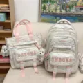 Koreanischer Stil weißer gesteppter Rucksack und Tragetasche Set, große Kapazität. - Zweiteiliges Set in Weiß mit Plüschhund mit Halskette