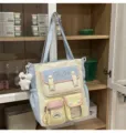 Süße farbblockierte Segeltuchtasche mit vielen Fächern und Bärenanhänger für Studenten. - Shoulder Bag with Charm / Blau und Gelb