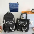 Schwarzer Studenten Rucksack und passende modische Tragetasche Set, süßes Campus Design. - 2-Teiliges Set Mit Anhänger / Schwarz
