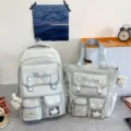 Hellblauer Studenten Rucksack und passendes Tragetaschen Set mit süßem Anhänger. - 2-Teiliges Set Mit Anhänger / Blau