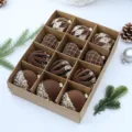 Bruine geflokte kerstballen 12 stuks 6 cm set feestelijke hangende boomdecoratie - Set van 12 / Bruin