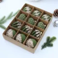 Set van 12 stuks 6cm geflokte kerstboomhangers, groene feestelijke kerstversiering ballen. - Set van 12 / Legergroen