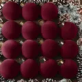 Set bordeauxrode fluwelen kerstballen, geflockte hangende ornamenten voor boom en decoratie. - Platte kogelkappen wijnrood