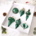 Ensemble de boules de Noël vertes, diverses formes avec paillettes et détails dorés. - Lot de 6 / Vert
