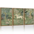Gedetailleerd uitzicht op drie ingelijste vintage botanische kunstprints met groene bosdieren. - Canvas Kern en PS Frame / 40x60cm