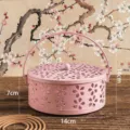 Caja repelente de mosquitos de metal rosa con tapa, patron floral recortado y asa 14cm. - Estilo Antiguo Flor de Ciruelo / Rosa