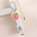 Simpatico tagliaunghie mini con fragola, copertura antispruzzo e catenella portatile. - Con Catenella e Cappuccio / Bianco