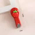 Tagliaunghie a fragola con cartone animato rosso, simpatica variante mini portatile per uso quotidiano. - Stile Semplice / Rosso