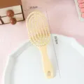 Beige gebogene Haarbürste, hohles Design Haarstylingkamm, antistatische Massage Haarbürste. - Beige Haarkamm