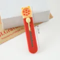 Simpatico taglierino in resina rosso, pratico e piccolo cutter portatile per studenti. - Taglierino pizza