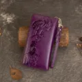 Cartera larga de cuero morado para mujer con patrón floral grabado y correa de muñeca. - Púrpura