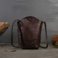 Vintage καφέ δερμάτινη τσάντα χιαστί με φούντα και πλεχτές λεπτομέρειες, mini τσάντα bucket. - Καφέ