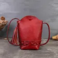 Κόκκινη δερμάτινη μίνι τσάντα τύπου bucket με ρετρό πλεχτές λεπτομέρειες και κρόσια. - Κόκκινο