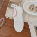 Cómodos calcetines invisibles transpirables para mujer, blancos con puños de canalé rosas. - Borde Rosa
