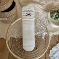 Calcetines de tripulación con bordado floral vintage, algodón beige de estilo universitario. - Lazo en relieve
