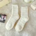Dicke Korallenfleece gestreifte warme Wintersocken für Damen, gemütliche Schlafsoffen Details. - Einheitsgröße / Gelb