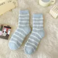 Gemütliche Korallenfleece gestreifte warme Damensocken, dicke flauschige Wintersocken. - Einheitsgröße / Blau