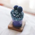 Blaue flauschige Korallenfleece Kuchensocken in einer gepunkteten Tasse mit Bommeln. - Preis ohne Box / Marineblau & Weiß