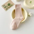 Rosa gerippte Mittelsocken für Damen aus weicher Baumwolle im japanischen Alltagsstil. - Einheitsgröße / Waffelmuster Rosa