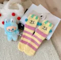 Chaussettes douillettes en polaire corail avec broderie amusante pour un hiver bien chaud. - Taille unique / Rayures jaunes et roses