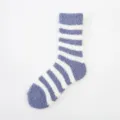 Gezellige paarse en witte gestreepte koraalfleece pluizige sokken voor koude dagen. - Eén maat / Saffierblauw