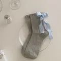 Chaussettes montantes en tricot gris avec nœud ruban bleu clair, douces et respirantes au quotidien. - Taille unique / 001 Gris clair