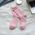 Calzini medi a coste rosa con bordo arrotolato da donna, morbidi e casual per l'uso quotidiano. - Taglia unica / yj24123 rosa