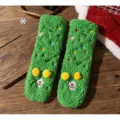 Chaussettes de sol en peluche verte avec broderie et pompons jaunes pour l'hiver. - Taille unique / Vert