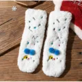 Chaussettes de sol épaisses en peluche blanche avec broderie de chat mignonne et pompons bleus. - Taille unique / Blanc décoloré