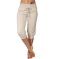 Gedetailleerd overzicht van beige gebreide capri vrijetijdsbroek met elastisch trekkoord. - M / Bottoms / Abrikoos