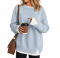 Gedetailleerd overzicht van de casual losse sweater met lange mouwen en een stijlvolle witte zoom. - S / Tops / Lichtblauw