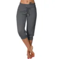 Vue détail du pantalon de survêtement court femme en tricot gris foncé avec taille cordon de serrage. - M / Bas / Gris foncé