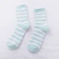 Chaussettes douillettes en molleton de corail rayées vert blanc pour femmes confortables. - Taille unique / Vert