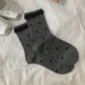 Chaussettes mi-hautes balletcore grises avec bordure en dentelle noire et cœurs, coton. - Taille unique / Gris Foncé Cœur Dentelle