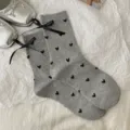 Chaussettes grises style ballet avec nœuds noirs et motif cœurs mignons pour femmes. - Taille unique / Ruban cœur gris clair